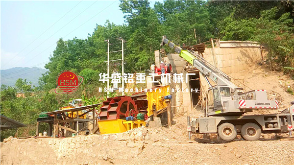 對輥破碎機(jī)制砂現(xiàn)場